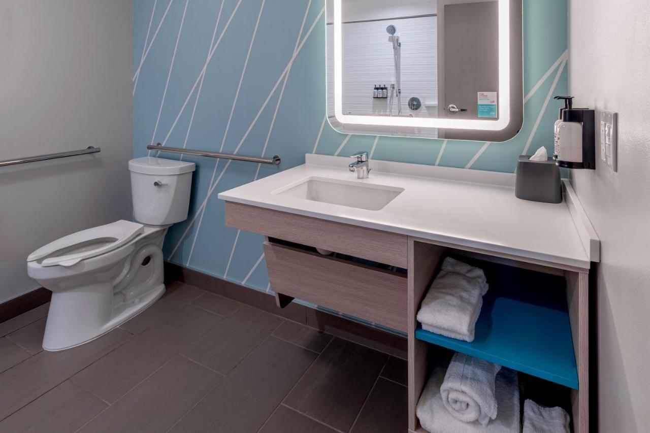 Avid Hotels Milwaukee West - Waukesha By Ihg Pewaukee Esterno foto